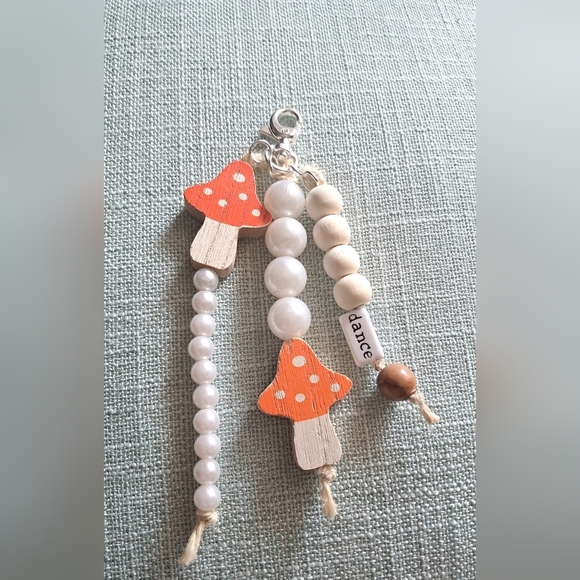 Mushroom Charm Beaded Keychain / Purse Charm - Picture 2 of 4